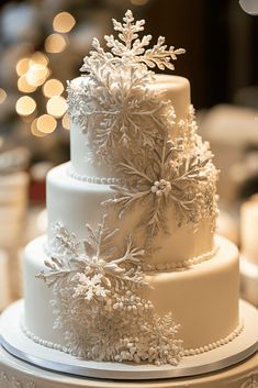 Blissful Wedding Cake, Winter Wedding Christmas Tree, Winter Sweet 16 Ideas, Christmas Wedding Cake Ideas, Cake With Snowflakes, White Christmas Wedding, Quince Decorations Ideas, Wedding Winter Wonderland, Sparkly Wedding Cakes