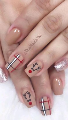 Short Reindeer Nails, Nail Art For Christmas Simple, Nail Christmas Simple, Christmas Nail Designs Reindeer, Short Square Christmas Nail Designs, Deer Christmas Nails, Elegant Gel Nails Classy, Nail Cristhmas, Nail Art Natal Xmas