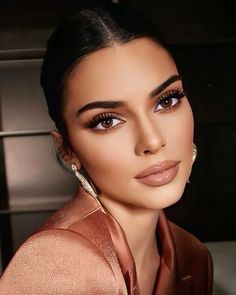 Natural Glam With Eyeliner, Bridesmaid Eye Makeup Brown Eyes, Wedding Makeup Cat Eye Natural, Kim K Eyeshadow Looks, Wedding Make Up Smokey Eyes Brown, Smokey Eye For Dark Brown Eyes, Matte Brown Makeup Looks, Elegant Make Up Classy Eye Makeup, Bridesmaid Makeup For Brunettes