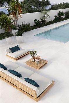 Stromboli Light, el blanco mediterráneo 🔅 Modern House Pool Design, Pool With Elevated Spa, Tulum Inspired Backyard Pool, Pool Landscaping Modern, White Pool Deck, Outside Pool Area Ideas, Outdoor Pool Area Ideas, Pool Area Ideas, Piscine Design