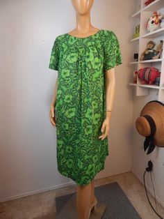 Classic Hawaiiana print in excellent almost new condition green hybiscus print bust 50 waist, hip 60 length 42 Green Printed Daywear Dresses, Printed Green Dresses For Daywear, Green Printed Dress For Daywear, Green Tropical Print Short Sleeve Dress, Casual Green Leaf Print Dress, Casual Green Dresses With Leaf Print, Casual Green Dress With Leaf Print, Green Floral Print Dress For Daywear, Green Vintage Dress For Vacation