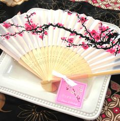 Ideas para fiesta de XV años con temática japonesa; abanico con flores de cerezo pintadas Fan Wedding Favors, Fan Favors, Yosemite Wedding