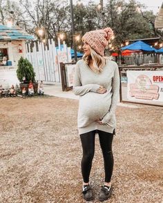 50+ Creative Winter Pregnancy Photoshoot Ideas & Best Tips For Maternity Photos Spring Maternity Outfits, Prego Outfits, Pregnancy Fashion Fall, Fall Maternity Outfits, Casual Maternity Outfits, Winter Maternity Outfits, Trendy Maternity Outfits, Preggo Fashion, Cute Maternity Outfits