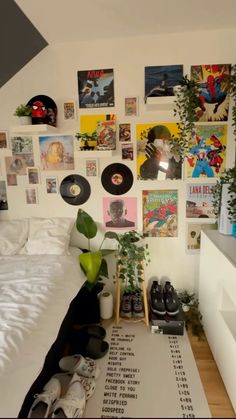 Bedroom Ideas Urban, Room Ideas Aesthetic Retro, Modern Indie Aesthetic, Oasis Room Decor, Instagram Room Ideas, Album Covers In Bedroom, Poster Set Up Ideas Bedroom, Modern Retro Room Ideas, Room Inspo Streetwear