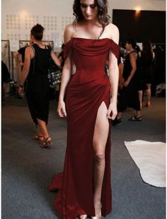 Silk Dress 90s, Minimalist Dress, Dress Train, Corset Dress Prom, Wedding Dress Train, Prom Dress Inspiration, Minimalist Dresses, Vestidos Prom, Satin Prom Dress