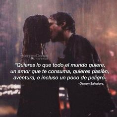 two people kissing in the rain with a quote above them that reads,'quieress to que tod el mundoo que