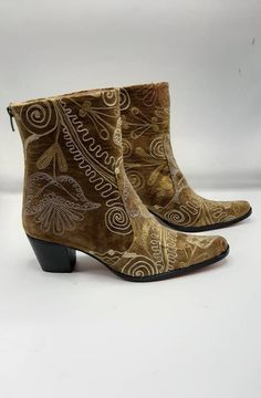 These are hand embroidery genuine leather custom made vintage suzani boots. Made with natural leather, vintage suzani tapestry, special sole, ykk zipper. There is every size available. There is heel 2 inches 5 cm. Mid calf boots. Custom made.  %100 Natural. Note: The pair you receive may be similar but not identical to any photos on our website. Style is cowboy style pointy toe boots. * İf you like possible to make round toe low heel. There is floral pattern embroidery on it. Healty and very com Traditional Fitted Snip Toe Boots, Traditional Fitted Boots For Fall, Brown Bohemian Embroidered Boots, Traditional Fitted Boots With Round Toe, Traditional Hand-tooled Brown Boots, Traditional Handmade Brown Boots, Handmade Traditional Brown Boots, Traditional Boots For Festival, Traditional Brown Boots For Fall