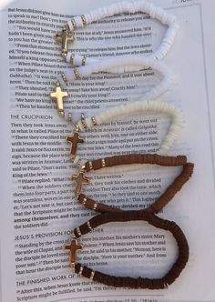 Neutral Clay Bracelets, Clay Bead Bracelet With Cross, How To Display Bracelets At A Craft Show, Jesus Bracelet Ideas, Diy Christian Crafts, Jesus Accessories, Bracelet Clay Bead, Christian Gifts Diy, Clay Bead Bracelet Ideas