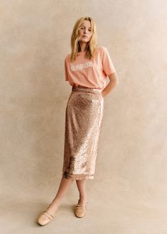 Sequin midi-length straight skirt;Slit down the middle back;Invisible zip and hook fastening at centre back;Lined;Side length 76 cm / 29.9 in (for a 36) Gold Skirt Outfit, Sequin Skirt Outfit, Gold Sequin Skirt, Spring Skirt Outfits, Sequin Midi Skirt, Gold Skirt, Knitwear Dress, Straight Skirt, Parisian Style