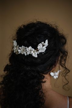 Highly textured, hand sculpted porcelain florals and leaves scattered with galvanised metallic and ivory seed beads and Swarovski crystals for a luxurious piece with attention to every detail. Can be worn alone or with a veil for a contemporary bridal look. Floral Bridal Comb, Contemporary Bridal, Bridal Comb, Floral Bridal, Bridal Looks, Love Photography, Valencia, Veil, Comb