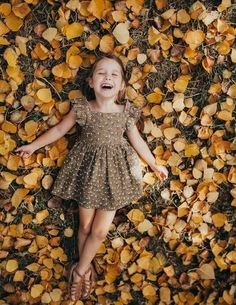 Two Year Old Photoshoot Ideas, Kids Fall Photoshoot Ideas, Fall Photoshoot Ideas For Kids, Toddler Outdoor Photoshoot, Kid Photoshoot Ideas, Photo Illusion, Fall Pics