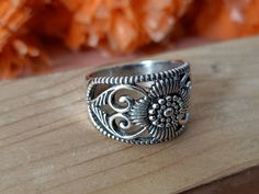 This is a listing of Specific style sterling silver ring , this is very unique ring of stacking .. a listing of Boho sterling silver ring metal = sterling silver 925 Title - Crown style silver rings Band Color - silver Handmade Crafting bohemian Ring - This style has bohemian style . it will look beautiful when you wear it .. Thanks for visiting our shop ... favorite our shop for daily updates ... Bohemian Flower Ring Stamped 925, Bohemian Silver Stackable Rings Stamped 925, Bohemian Sterling Silver Filigree Ring Stamped 925, Bohemian Silver Flower Ring Stamped 925, Sterling Silver Rings Boho, Silver Ring Band, Middle Finger Ring, Green Stone Rings, Bohemian Ring