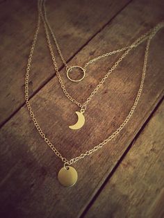 Schöne dreifach geschichtet Kette Halskette zierlich 14k gold gefüllt mit einer glänzendes Messing Circle Anhänger Messing Halbmond Moon Necklace Gold, Triple Layer Necklace, Gold Schmuck, Gold Moon Necklace, Necklace Moon, Lunar Cycle, Gold Moon, Gold Necklaces, Moon Necklace