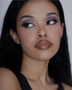 Club Makeup Aesthetic, 90s Makeup Eyeshadow, Intimidating Eye Makeup, 90s Super Model Makeup, 90s Makeup Blue Eyeshadow, 90s Rnb Makeup, 90s Purple Eyeshadow, 2000s Club Makeup, 2000s Natural Makeup