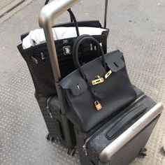 Boutique Louis Vuitton, Sac Louis Vuitton, Airport Aesthetic, Louis Vuitton Sneakers, How I Met Your Mother, Baby Phat, Hermes Bags, Airport Style, Coach Swagger Bag