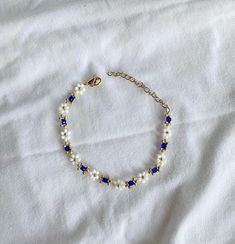 Handgemaakte kralenarmband met bloemetjes. Duracoat galvanized gold beads. Stainless steel clasps. Blue Flower Bracelet, Flower Bracelet, Blue Flower, Gold Beads, Blue Flowers, Belgium, Jewelry Bracelets, Handmade Items, Beaded Bracelets