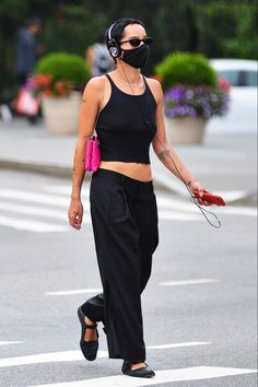 Low Rise Pants Outfit, Rosie Style, Zoe Kravitz Style, Zoe Isabella Kravitz, Zoë Kravitz, Lisa Bonet, Low Rise Pants, Petite Style, All Black Looks