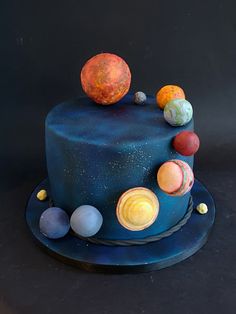 Space theme birthday cake Planet Birthday Cake, Galaxy Birthday Cake, Amazing Cake Ideas, Birthday Cake Celebration, Super Torte, Galaxy Birthday, Planet Cake