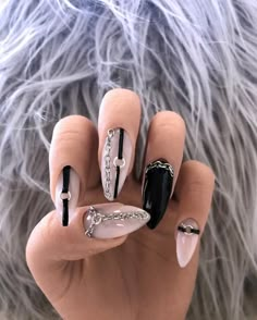 Grunge Nail Art, Ongles Goth, Goth Nail Art, Black And Nude Nails, Nails Goth, Chain Harness, Nude Nail Designs