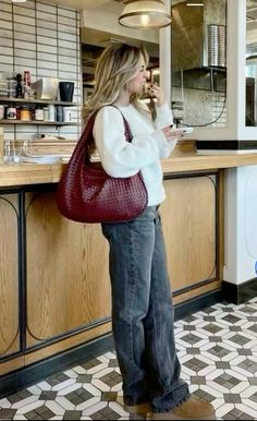 Cozy Picnic Outfit, Autumn London Fashion, Dream Bag Aesthetic, Going Out Outfit Cold Weather, Outfit Ideas Salon, Style My Closet, Orange Accent Outfit, Red Hobo Bag Outfit, Cozy Minimalist Outfit