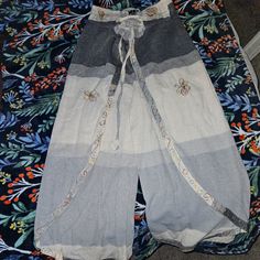 I Purchased These Classic, Comfortable Wide Leg Pants In Italy, But Never Used Them. They Are 100% Cotton And Include Beautiful Embroidered Flower Details, Draw String, Elastic Waist. Pants Embroidery, India Style, Style Pants, India Fashion, Source Unknown, Embroidery Details, Embroidered Flowers, Gray White, Cream Color