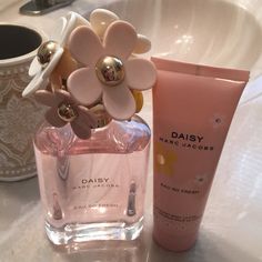 4.25 Fl Oz Marc Jacobs Daisy Eau So Fresh Perfume & 2.5 Fl Oz Eau So Fresh Body Lotion! Perfume Barely Used, Lotion Never Opened! Marc Jacobs Perfume, Daisy Perfume, Daisy Eau So Fresh, Fresh Perfume, Perfume Lotion, Marc Jacobs Daisy, So Fresh, 21st Birthday, Pink Yellow