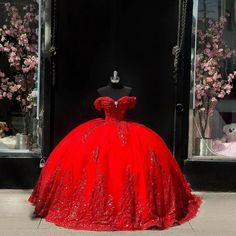 Qenseñera Dress, Qenseñera Ideas, Moda2000 Quince Dresses, Dama Dresses For Quince, Cute Quinceanera Dresses, Red Sweet 16 Dresses, Different Prom Dresses, Red Quince Dress, Red Quinceanera Ideas