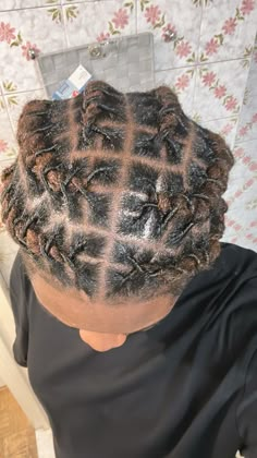 IG : yo.archii 6 Barrel Twist Locs Men, Barrel Twist Styles, Barrel Twist Locs Men, Barrel Twist Locs, Barrel Locs, Loc Hairstyles For Men, Taper Fade Long Hair, Twist Hair Men, Barrel Twist