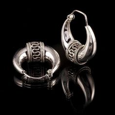 Ethnic tribal german silver hoop earrings, with snake trimming inspired by Rajasthani craftsmanship. Chunky design, light enough for everyday wear. See last picture for difference between all 4 sizes. 📏Sizes: XL - Grandi 42 x 45mm - 10,1gr M - Medium 37 x 37 mm - 7,4gr S - Piccolo 27 x 29 mm - 5,7gr XS - Mini 17 x 24 mm - 3,4gr 💎 Material: German Silver Also available in Sterling Silver or Brass These earrings are made for standard holes: wire tickness is 1mm/0,04 Follow us on instagram || Fac Navajo Silver Jewelry, Earrings Indian, Indian Restaurant, Shree Ram, Punk Hair, Spike Earrings, Indian Earrings, Silver Line, Gold Earrings Designs