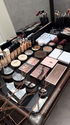 2024 Vision Board Makeup Artist, Vision Board For Makeup Artist, 2024 Vision Board Makeup, Mua Astethic, Makeup Setup Aesthetic, Makeup Artist Aesthetic Wallpaper, Makeup Artist Aesthetic Vision Board, Bridal Makeup Artist Aesthetic, Mua Aesthetic Job