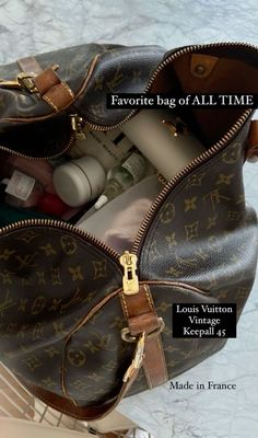 Louis Bag, Inside My Bag, Purse Essentials, Handbag Essentials, What In My Bag, Louis Vuitton Keepall, Bags Aesthetic, Foto Ideas Instagram