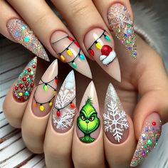 Nails with Grinch portret and gems Grinch Nail Inspo Short, Christmas Nail Inspo Grinch, Grinch Acrylic Nails, Grinch Themed Nails, Christmas Grinch Nails, The Grinch Nails, Disney Holiday Nails