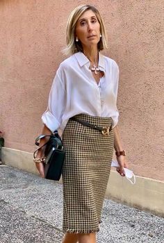 Pencil Skirt Outfits for Women Over 50 Fall 2023 Susi Rejano, Stylish Outfits For Women Over 50, Pencil Skirt Outfits, Pencil Skirt White, African Print Fashion, Looks Chic, Business Dresses, Casual Chic Style, 가을 패션