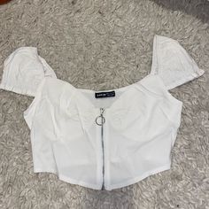 Never Worn-Size Small Fitted Crop Top With Zipper Closure For Summer, Fitted Zipper Closure Crop Top For Summer, White Zipper Closure Top For Summer, White Summer Tops With Zipper Closure, Trendy Spring Crop Top With Zipper Closure, Spring Trendy Crop Top With Zipper Closure, Trendy White Top With Zipper Closure, Trendy White Tops With Zipper Closure, Spring Casual Crop Top With Zipper Closure