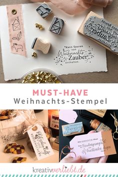 Drei verschiedene Weihnachtsstempel von kreativverliebt in unterschiedlicher Verwendung. Eine Weihnachtskarte mit Seidenband und dem Stempelmotiv "Kann Spuren von Weihnachtszauber enthalten". Unten links sieht man eine Kekstüte mit einen Geschenkanhänger und dem Stempelabdruck: Plätzchenduft und Kerzenschein. Rechts unten ist ein bestempelter Papieranhänger zu sehen, auf den das Motiv: Bitte vorsichtig öffnen! Kann zu Freudensprüngen und leuchtenden Augen führen". Oldenburg, Quick Saves, Design