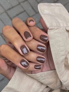 As cores de outono são frequentemente associadas a tons quentes e acolhedores. Este ano, não é exceção. Aqui estão algumas cores que vão ser destaque nas unhas. Brown Dip Nail Colors, Short Nail Fall Ideas, Dip Fall Nail Colors, Brown Nails Ideas Short, Cool Short Nails Design, Brown Nails Dip, Fall Dip Colors, Autumn Colors Nails, Nail Shapes For Hand Types