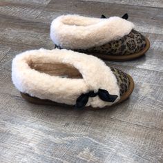 New Without Tags Bearpaw Slippers Size 3 Wool Blend Lining Sheepskin Footbed Tpr Outsole Cute Brown Round Toe Slippers, Bearpaw Slippers, Kids Shoes, Wool Blend, Kids Shop, Slippers, Wool, Cream, Tags