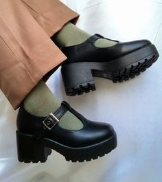 Vintage Shoes Outfit, Mode Style Anglais, Funky Shoes, Fancy Shoes, Girly Shoes, Shoe Inspo, Aesthetic Shoes, Pretty Shoes