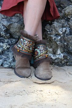 Boot covers made with base trimmings embroidered in India with floral motifs in golden cotton sequins embroidered by hand floral, decorated in an artisanal way with leather strap and old gold beads. Upper and lower edge decorated with fringes in brown mohair wool. It also has a lucky amber heart! One size: Approximate measurements: Minimum contour 32 cm and maximum contour 38 cm. Height 13cm It is tied with a buckle so it is adaptable to any boot. Exclusive products, made in limited quantities. Cover Boots, Boho Style Boots, Amber Heart, Boot Covers, Closet Candy, Trending Topic, Wrap Boots, Fringe Boots, Boot Cuffs