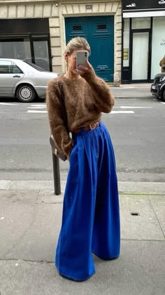 @tinvcb on Instagram - cute fall outfit inspo comfy fashion look navy blue royal blue color of the year scandi fashion copenhagen fashion week large pants casual woment outfit inspo Bright Blue Pants Outfit, Bright Blue Pants, Y2k Trousers, Mocha Mousse, Y2k Women, Mode Boho, Looks Street Style, Flared Pants