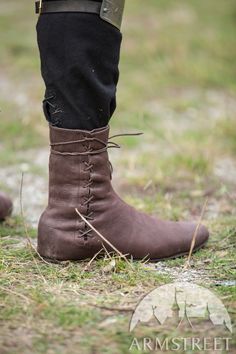 Medieval boots are made of 100% natural ... Fantasy Shoes Male, Fantasy Boots, Combat Boots Shorts, Medieval Shoes, Fantasy High, Fantasy Clothes, Winter Flats, Old Boots, Winter Leather Boots