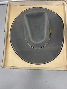 ad eBay - 

This vintage Resistol Stagecoach Johnny Fry cowboy hat is a must-have for any western-style enthusiast. The hat features a solid pattern with a gray color, made of felt material. This unisex hat is perfect for casual occasions and has a wide brim that provides great coverage against the sun. 


The hat is pre-owned and retired but it is still in excellent condition. This cowboy hat has been made in the United States and has a model name of Johnny Fry. It comes in size 7 and has a… Classic Hats, Felt Material, Cowboy Hat, Western Style, Solid Pattern, Wide Brimmed, Hat Sizes, Western Fashion, Cowboy Hats