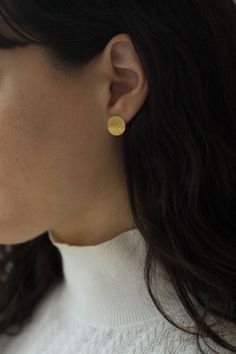 gold disc earrings by StudioBALADI Gold Disc Earrings, Gold Round Earrings, Diy Jewelry Rings, Studs Gold, Diy Jewelry Inspiration, Gold Armband, Golden Jewelry, Gold Disc, Circle Earrings Studs