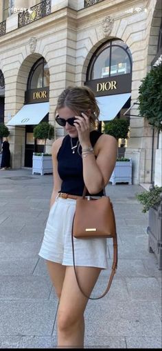 Lengan Puff, Rok Midi, Sandal Tali, Walking Down The Street, Europe Outfits, Casual Day Outfits, Spring Look, Outfit Jeans