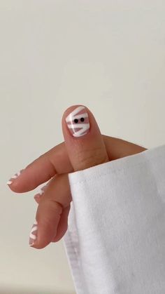 Nails October Halloween, Fall Nails 2023 Halloween, Diy Ghost Nail Art, Simplistic Halloween Nails, Ghost And Mummy Nails, Halloween Nails Easy Diy, Cute Halloween Nails For Kids, Easy Simple Halloween Nails