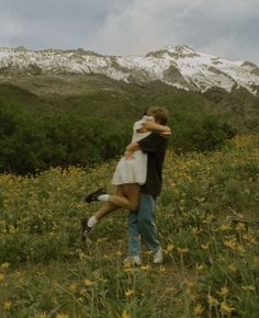 Cottagecore Couples Photoshoot, Farm Love Aesthetic, Engagement Shoot Aesthetic, Romantic Girl Aesthetic, Dreamy Relationships, Kind Girl Aesthetic, Couple Inspo Pics, Summer Romance Aesthetic, Couple In Field