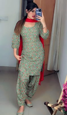 Paint Suit Design For Women, Sharechat Dp, Punjabi Kurti, Punjabi Dress Design, Patiala Suit Designs, Clothing Pattern Design, Stylish Kurtis Design, Simple Lehenga, Simple Kurta Designs