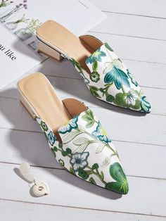 Floral Graphic Point Toe Chunky Mules How To Paint Shoes, Chunky Mules, Paint Shoes, Stylish Flat Shoes, Pretty Flats, 1950 Fashion, Handpainted Bags, Shoe Making, Chubby Fashion