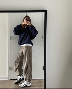 Tomboy Femme Winter Outfit, Athleisure Casual Outfits, Uniqlo Japan Style, Baggy Comfy Outfits, Spring Outfits Masc, White Hoodie Outfit Aesthetic, Relaxed Fit Winter Streetwear Sweater, Winter Relaxed Fit Parachute Pants, Outfit Pictures Instagram