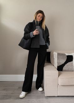 Wide Wool Pants Outfit, Trousers With Jacket Outfit, Wide Pants Black Outfit, Black Wide Leg Pant Casual, Charcoal Trousers Outfit, Cozy Trousers Outfit, Black Pant Winter Outfits, Grey Jumper Outfit Winter, Winter Black Trousers Outfit